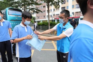 抖音视频:今期澳门三肖三码开一码2024年-考场外家长举“庆功酒”迎接孩子
