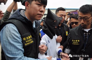 抖音视频:澳门正版大全免费资料-中甲现门线悬案 裁判组被护送离场