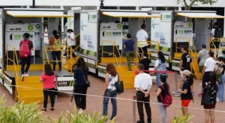中新网:2024澳门新资料大全免费直播-男子打扫卫生摔倒 整盆水兜头浇下