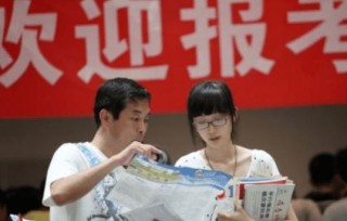 小红书:管家婆一码中一肖2024-女生高考查分669激动掩面哭泣