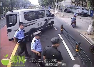 中新网:香港资料免费长期公开-警方通报两女子酒后当街戏耍老头