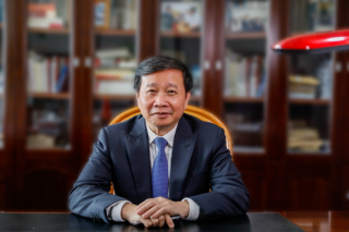 中新网:2024澳门一肖一码配套成龙-游客花518元雇“男大”背娃爬泰山