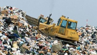中新网:澳门正版大全免费资料-掉进垃圾站的清洁工能生还吗