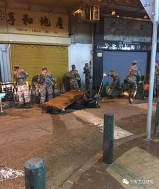 网易:澳门正版大全免费资料-女子西湖落水冷静“躺平”等待救援