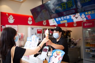 搜狐订阅：精准一码免费公开澳门-蜜雪冰城回应员工在水池洗脚
