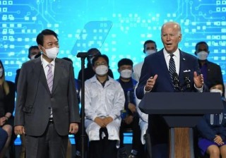 百家号:香港一肖一码公开免费资料-拜登被妻子搀扶着走下辩论现场台阶