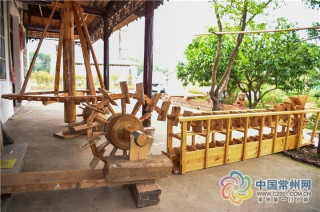 微博:新澳门王中王资料公开-暴雨过后村民巧用龙骨水车排水