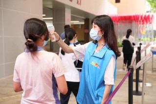 抖音视频:今期澳门三肖三码开一码2024年-考场外家长举“庆功酒”迎接孩子