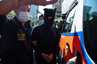 抖音视频:澳门正版大全免费资料-中甲现门线悬案 裁判组被护送离场