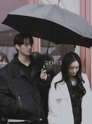 搜狗订阅:新澳彩免费资料-考生出考场激动拥抱家人 妈妈被抱倒