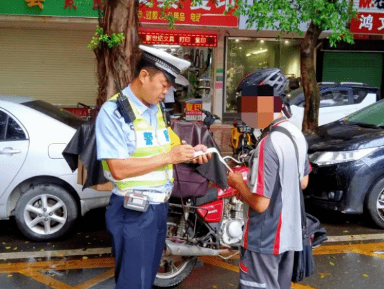 搜狐订阅：澳门金牛版正版资料大全免费-第一个出来的考生行礼感谢全场家长  第1张