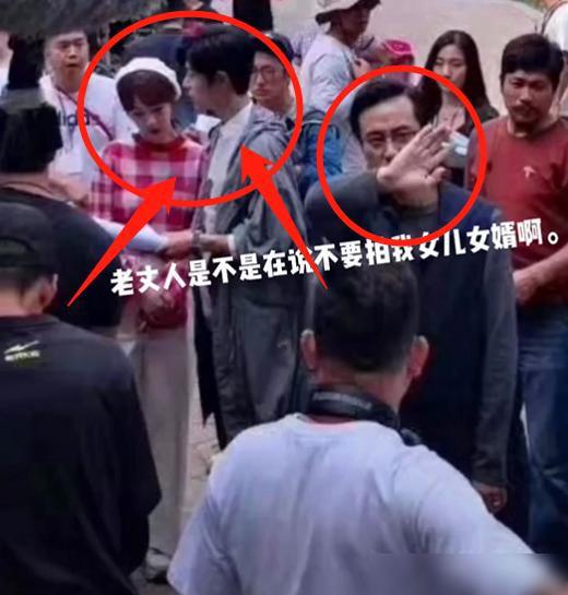 小红书:今晚澳门一码一肖-考场外的等待是父母对孩子的告白  第3张