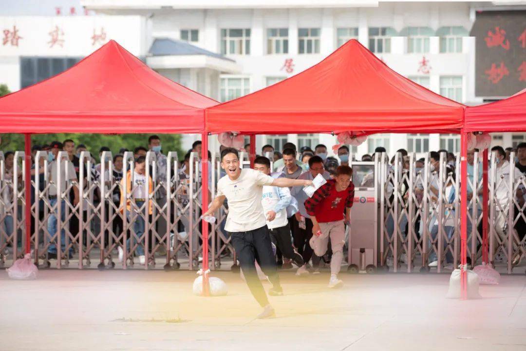 腾讯：正版澳门金牛版资料大全-高考物理结束后学生们喜形于色  第3张