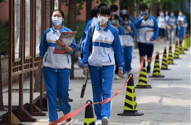 知乎：2024今晚澳门开特马-高铁乘客因座椅靠背冲突 12306回应  第1张