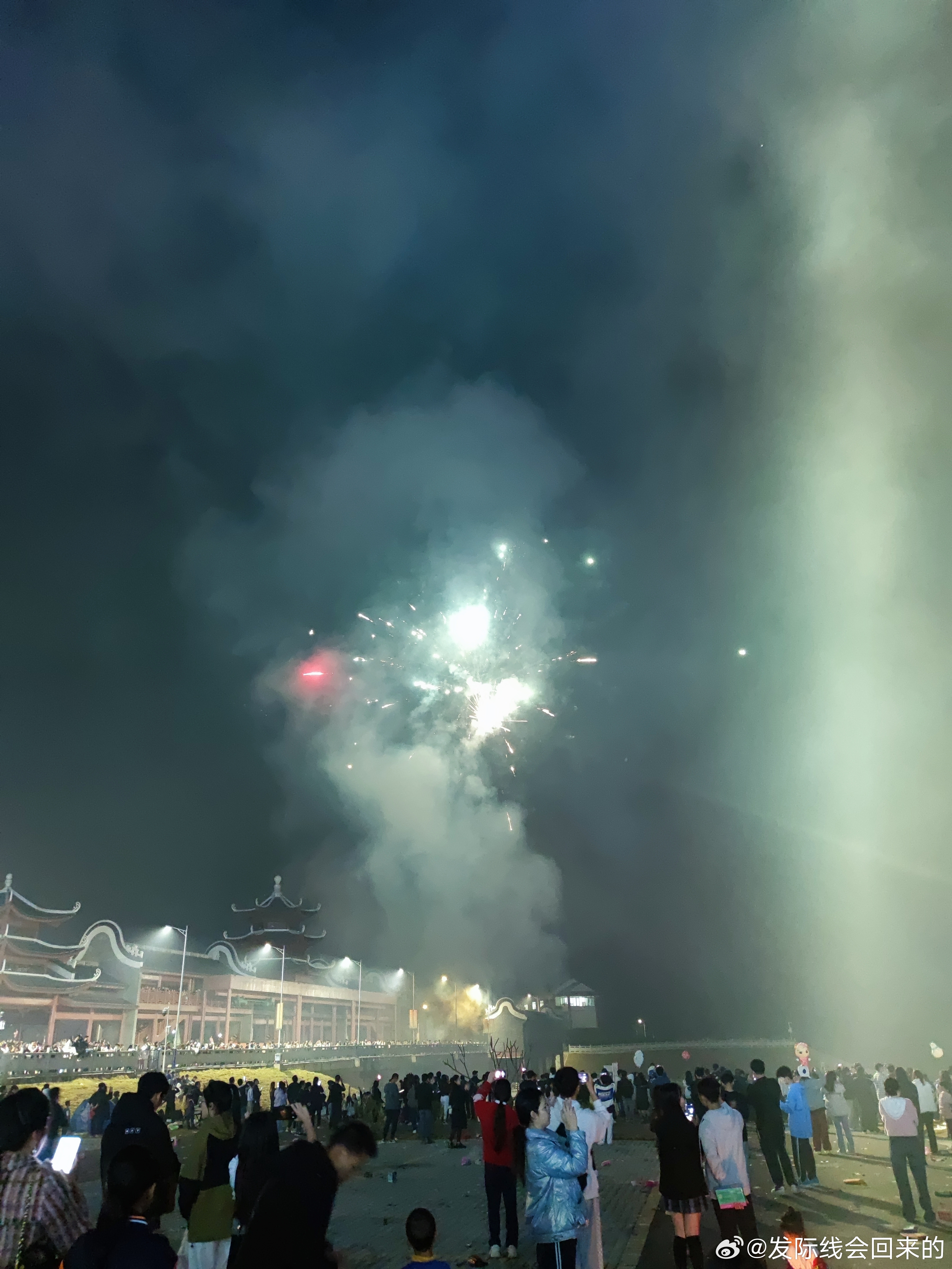 微博:2024年新澳门必开32期一肖-广西暴雨后道路成河 新娘坐船结婚  第3张
