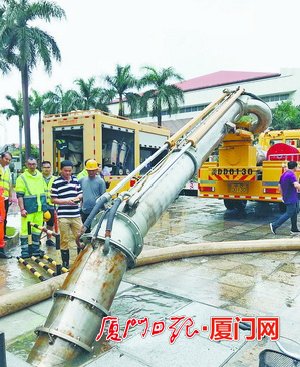 微博:新澳门王中王资料公开-暴雨过后村民巧用龙骨水车排水  第3张