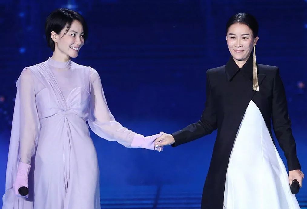 中新网:精准一码免费公开澳门-窦靖童盘发造型梦回20年前的王菲  第2张