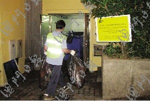 中新网:澳门正版大全免费资料-掉进垃圾站的清洁工能生还吗  第1张